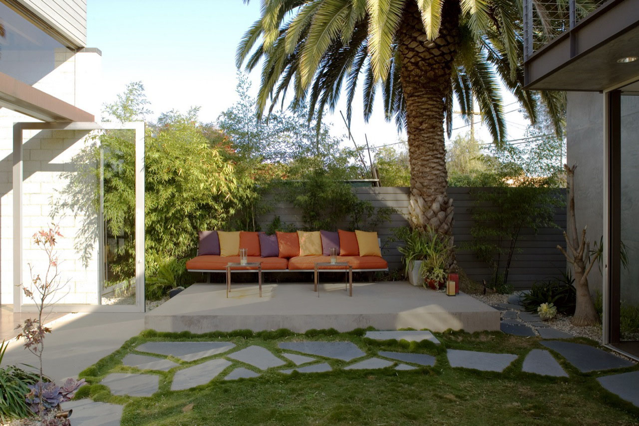 garden patio of 700 Palms Residence by Ehrlich Architects